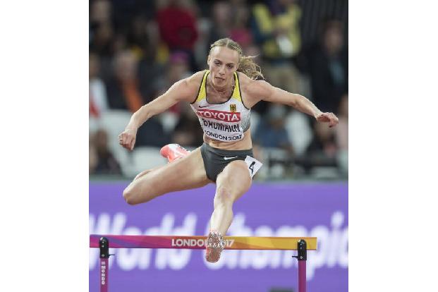 ...Jackie Baumann. Sie war wie ihr Vater Dieter Baumann zur Leichtathletin geboren, brillierte im Hürdenlauf und wurde zweim...