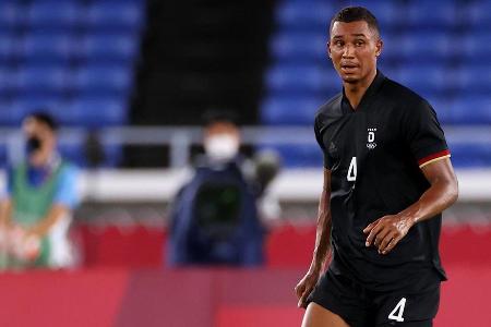 Lautstarker Organisator der Defensive, hatte Kouamé im Verbund mit Torunarigha gut im Griff. Ließ sich auf keine Spielchen e...