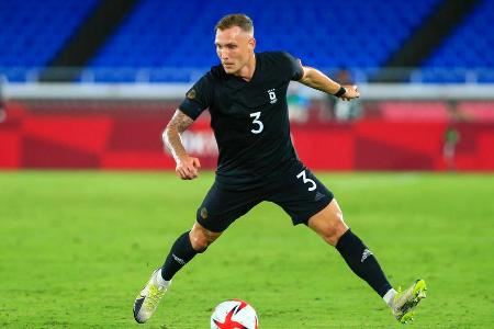 Flitzte in üblicher Manier seine Außenbahn rauf und runter, wurde allerdings zu selten steil geschickt. Defensiv passierte ü...