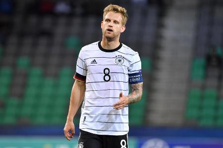 Bot sich immer wieder als Anspielstation an, scheute bis auf einige Diagonalbälle jedoch das Risiko. Trat so offensiv kaum i...