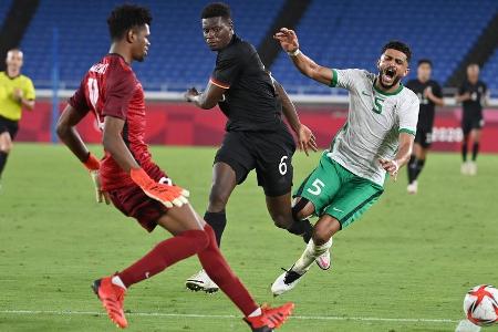 An seinem 23. Geburtstag nach sieben Minuten mit einer guten Kopfballchance. In der Luft nicht zu stoppen, nur die Latte ver...