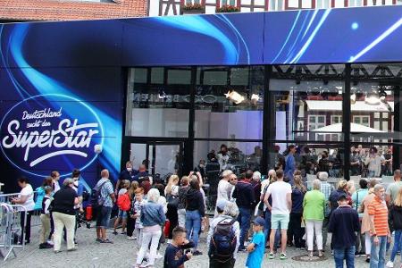 Damit jeder auch von draußen die Auftritte bewundern kann, wurde ein gläserner Kubus speziell für die 