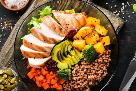 Fast Food und besonders fettiges Essen machen Cellulite nur schlimmer. Eine ausgewogene und gesunde Ernährung mit wenig Zuck...