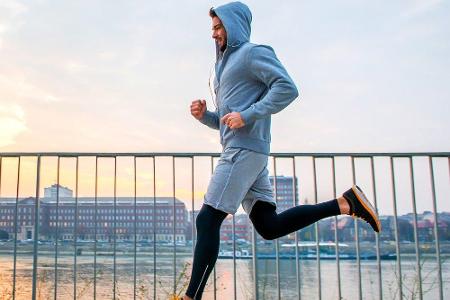 Wer regelmäßig Sport treibt, reduziert Fettzellen im Körper. Besonders der Muskelaufbau verbrennt sie. Fettzellen können dur...