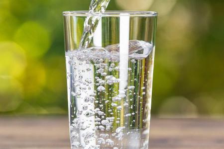 Mindestens zwei Liter Wasser sollte man täglich zu sich nehmen. Wenn man Sport treibt, oder es besonders warm ist, empfiehlt...