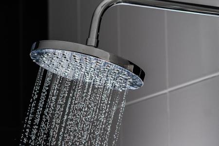 Wechselduschen können sich sehr förderlich gegen Cellulite auswirken. Duscht man sich mehrmals abwechselnd mit heißem und da...