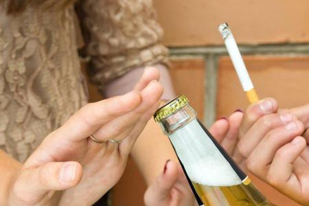 Alkohol und Zigaretten begünstigen die Bildung von Cellulite. Das Nikotin verringert die Durchblutung im Körper. Alkohol kan...