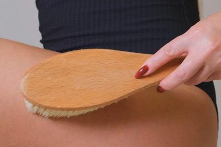 Das Peelen oder Trockenbürsten der Haut fördert die Durchblutung des Bindegewebes und kann die Haut auf Dauer straffer ausse...