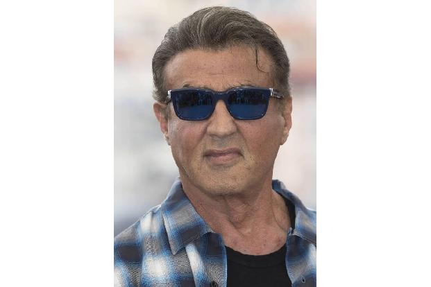 ...sein markantes Gesicht später zu Sylvesters Markenzeichen wurde, riet ihm ein Lehrer deshalb zunächst von einer Schauspie...