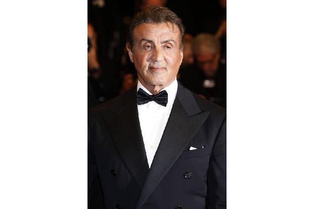 ...brach er schließlich vorzeitig ab, um sich ganz auf die Schauspielerei zu konzentrieren. Dabei musste er zunächst nehmen,...