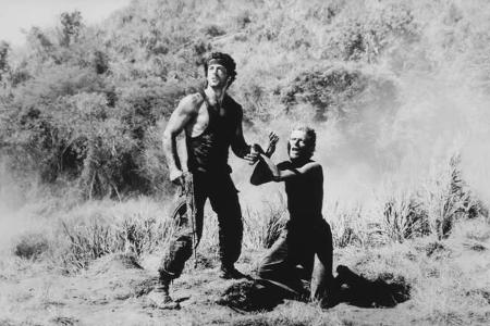 ...war 'Rambo'. In dem Kriegs-Actionfilm von 1982 fliegen nicht nur die Fetzen, er setzt sich auch kritisch mit dem Vietnamk...