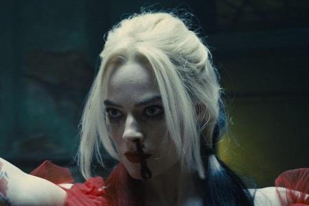 Schon bald begibt sich ein bunt zusammengewürfelter Haufen von Verbrechern auf tödliche Mission, darunter Bloodsport, Peacem...