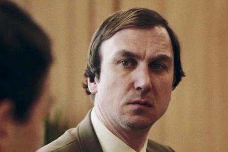 Der junge Franz Walter (Lars Eidinger) hat gerade an der Humboldt-Universität promoviert, als er ein attraktives Angebot vom...