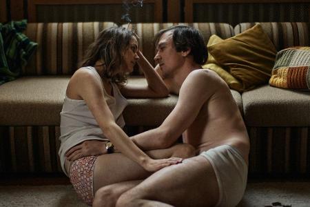 Geblendet von den vielen Vorzügen, die der neue Job mit sich bringt, nimmt Franz das Angebot an. Zunächst scheinen Franz' Mi...