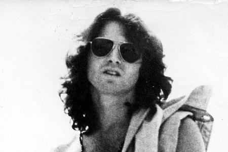 Jim Morrison, Frontmann von The Doors, wurde im Juli 1971 tot in einer Badewanne gefunden und starb an Herzversagen. Damals ...