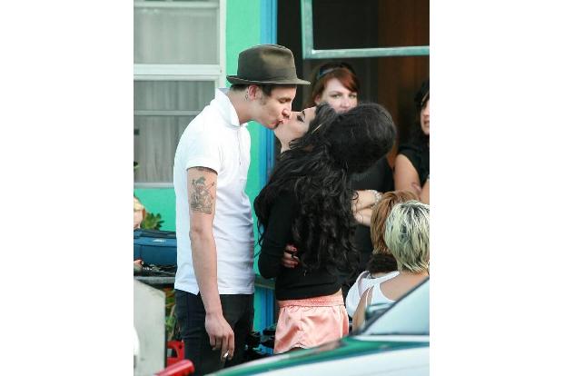 ...ihr Leben nicht einfacher gemacht. In den Jahren vor ihrem Tod war Amy immer wieder Futter für die Klatschpresse gewesen....