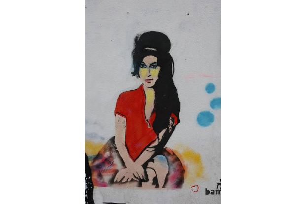 ...Amy eine Hälfte der Platte mit Mark Ronson aufgenommen, in Miami die andere Hälfte mit einem ihrer besten Freunde, Salaam...