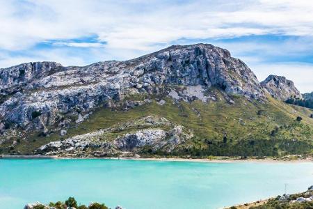 Dabei hat die Insel noch einiges mehr zu bieten als Partys. So wurde der Gebirgszug Serra de Tramuntana, der sich im Nordwes...