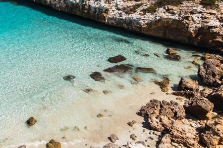 Türkisblaues, kristallklares Wasser gibt es in der Bucht Caló des Moro. Sie ist von kargen Felsen umgeben und liegt gut gesc...
