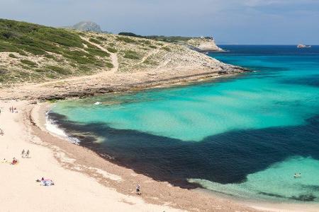 Ruhesuchende werden in der kleinen Bucht Cala Torta glücklich. Hier gehen auch die Einheimischen schwimmen. Sie befindet sic...