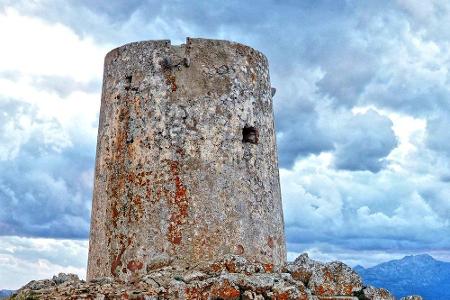 Liebhaber des Meeres sollten sich zur Nordspitze des Eilands begeben. Am Cap Formentor steht der einstige Wachturm Talaia d'...