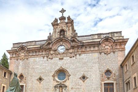 An Wallfahrtsorten mangelt es auf Mallorca nicht: Santuari de Santa Maria de Lluc liegt im Gebirge der Serra de Tramuntana u...