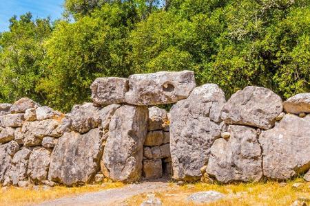 Schon vor über 3.000 Jahren lebten auf der Baleareninsel Menschen. In der archäologischen Ausgrabungsstätte Ses Paisses könn...