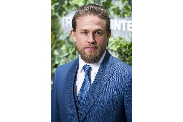 Superstar Charlie Hunnam wurde mit sieben Staffeln 'Sons of Anarchy' bekannt. Doch der muskulöse Hüne erhielt für seine Darb...