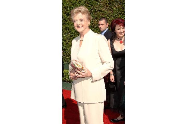 Angela Lansbury kann in ihren Preisen schwimmen wie Dagobert Duck in seinem Geldspeicher. Doch kaum zu glauben: Angela hat k...