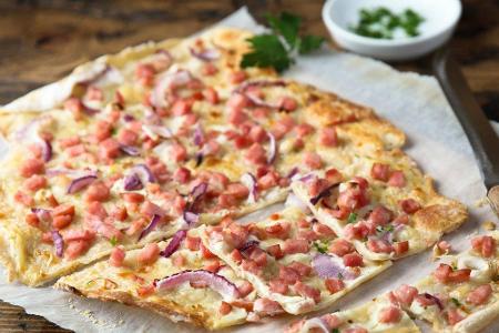 Wer an das Elsass denkt, muss meist unweigerlich auch an Flammkuchen denken. Neben einem guten Glas Wein, ist der flache Tei...