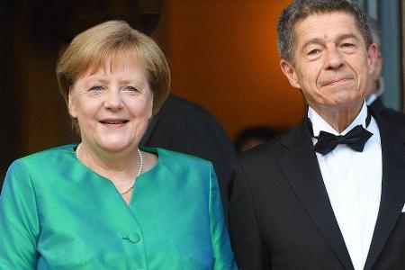 2018 entschied sich die Bundeskanzlerin bei den Richard-Wagner-Festspielen für ein blau-grün-schimmerndes Ensemble aus Blaze...