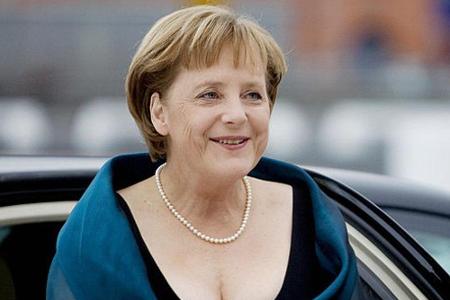 Mit diesem Kleid sorgte sie für besonders großes Aufsehen. Bei der Eröffnung des neuen Opernhauses in Oslo 2008 zeigte Angel...