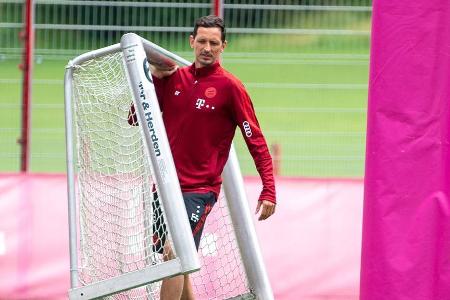 Dino Toppmöller stellt kleine Tore für die erste Trainingseinheit der neuen Saison auf.