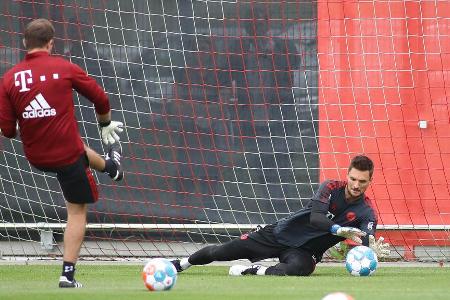 Rückkehrer Sven Ulreich fängt seine ersten Bälle.