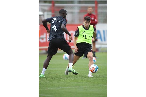 Neben Upamecano ist Marc Roca (r.) einer von nur zehn Profis, die an der ersten Einheit teilnehmen konnten. Der Rest weilt i...