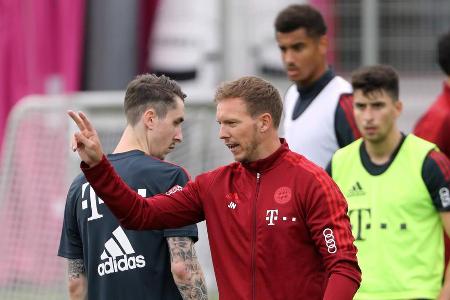 Julian Nagelsmann gibt erste Anweisungen an seine Spieler. Neben den zehn Profis sind neun Nachwuchs-Talente beim ersten Tra...