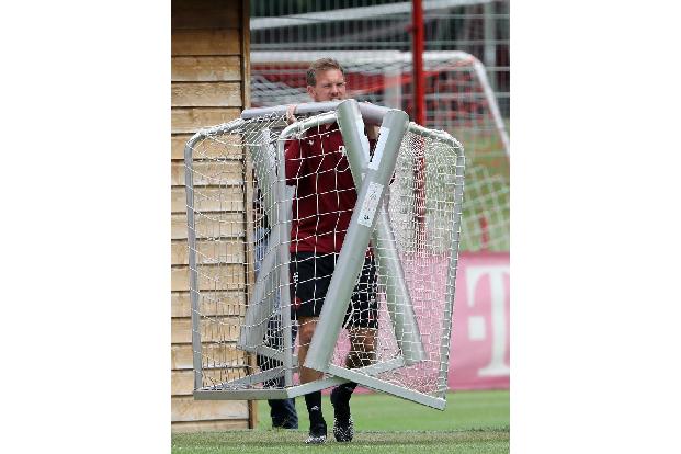 Der neue Cheftrainer hilft zudem mit, die Tore aufzustellen.