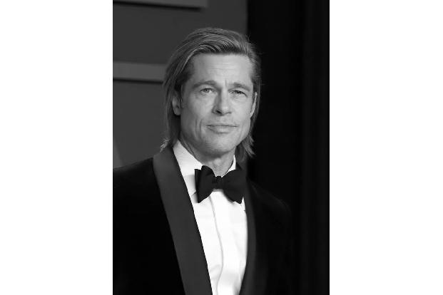 Brad Pitt war ähnlich eitel, weigerte sich ebenfalls, eine Brille zu tragen. Irgendwann hatte er es aber satt, seine Gespräc...