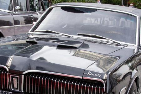 In einem Mercury Cougar nahm die Bond-Eintagsfliege George Lazenby für 