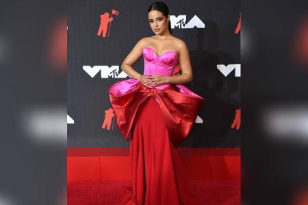 Camila Cabello erschien in einem eleganten rosaroten Kleid mit überdimensionaler Schleife. Doch sie war nicht die einzige, d...