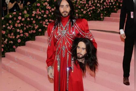 Einen skurrilen Auftritt legte Jared Leto 2019 hin. Der Sänger und Schauspieler erschien in einer roten, langen Robe von Ale...