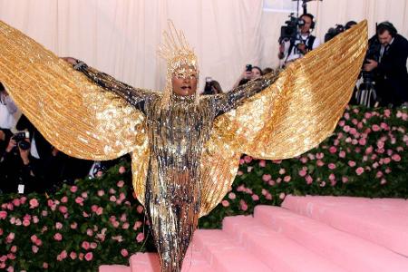 Schauspieler und Sänger Billy Porter ließ sich erst in einer Sänfte hereintragen und zeigte auf der Met Gala 2019 dann ein g...