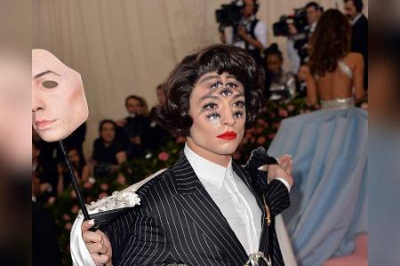 Einen letzten Hingucker lieferte Ezra Miller. Das vieläugige Make-up war zwar ausgesprochen kunstvoll, beim Hinschauen dürft...
