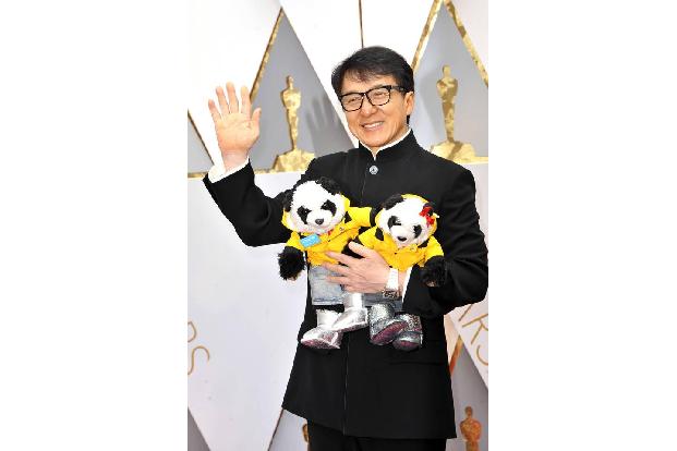 Auch Jackie Chan als UNICEF-Botschafter geht gern mit gutem Beispiel voran. Der Martial-Arts-Star rührt nicht nur die Werbet...
