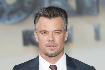 'Transformers'-Star Josh Duhamel krempelt ebenfalls regelmäßig die Ärmel hoch, um anderen zu helfen. Covid-19 führte zudem z...