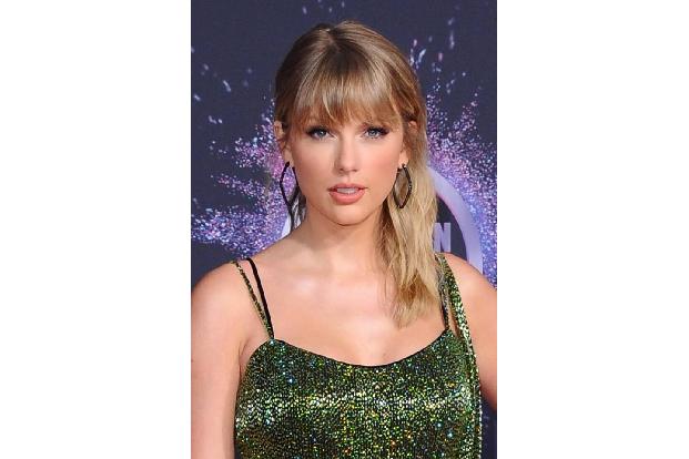 …genug, eine ihrer Brautjungfern war niemand Geringere als Taylor Swift. Bei so viel berühmtem Beistand muss es ja einfach k...