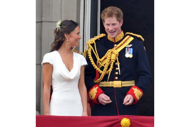 Das Prinzendasein verpflichtet — und so verwundert es wohl nicht weiter, dass Prinz Harry seinem Bruder William zur Seite st...