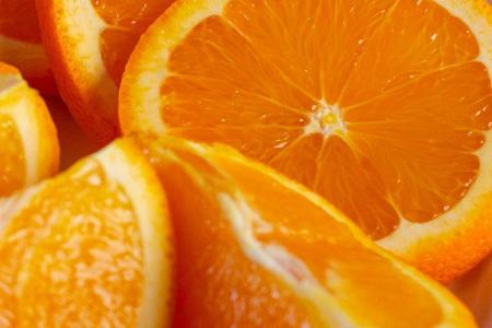 Wer gerne mit einem obstreichen Frühstück in den Tag startet, kann etwa zu Orangen greifen. Sie enthalten reichlich Vitamin ...