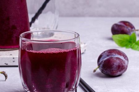 Wenn der Darm streikt, zählt auch Pflaumensaft zu den klassischen Helfern. Warum? Pflaumen beinhalten den Zuckeraustauschsto...