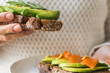 Avocados unterstützen gesunde Darmmikroben bei ihrer Vermehrung, die für eine funktionierende Verdauung und einen besseren F...